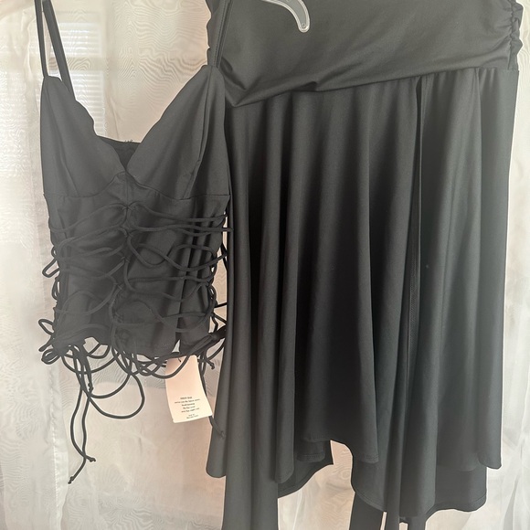 Corset and asymmetrical skirt two piece - Picture 3 of 3